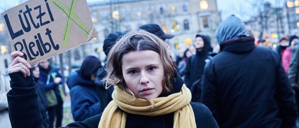 „Lützerath bleibt“ steht auf einem Plakat, das Luisa Neubauer, Klimaaktivistin hält (Symbolbild).