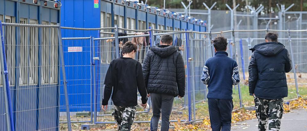 Flüchtlinge gehen über das Gelände der Zentralen Erstaufnahmeeinrichtung für Asylbewerber (ZABH) des Landes Brandenburg.