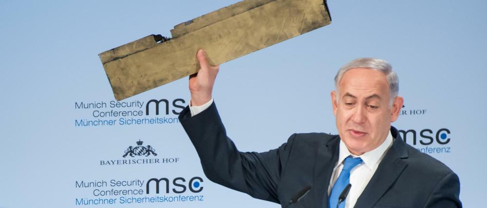 Israels Ministerpräsident Netanjahu hält ein Stück einer abgeschossenen Drohne hoch und sagt zu Irans Außenminister: "Das ist Ihre."
