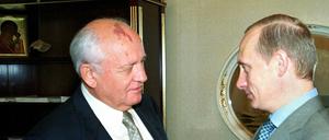 Im Kreml im August 2000: Wladimir Putin (r.) begrüßt Michail Gorbatschow.