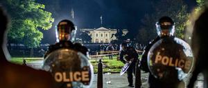 Belagerungszustand. Secret-Service-Posten und Polizisten stehen in Washington zwischen dem Weißen Haus und Demonstrierenden.