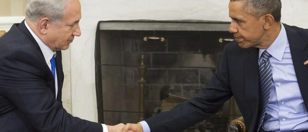 Nichts zu lachen, aber Hand drauf - Benjamin Netanjahu und Barack Obama bei ihrem Treffen in Washington.