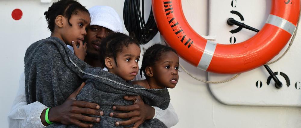 Ein geflüchteter Vater und seine drei Töchter an Bord der "Aquarius" vor einem Jahr.