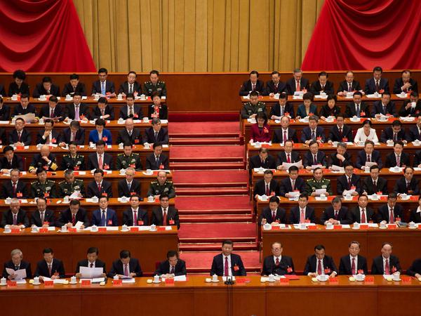 Sonderrolle: Parteichef Xi Jinping (erste Reihe Mitte) steht künftig in der Partei auf der gleichen Stufe wie Mao Zedong.