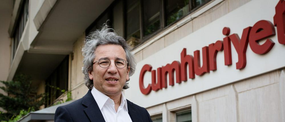 Can Dündar, Chefredakteur der regierungskritischen türkischen Zeitung "Cumhuriyet", und ein Kollege sitzen in Haft. 