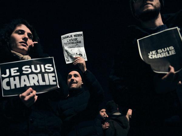 Die Anschläge erregten enormes Aufsehen. Eine Welle der Solidarität unter dem Schlagwort "Je suis Charlie" ("Ich bin Charlie") prägte die Zeit danach.