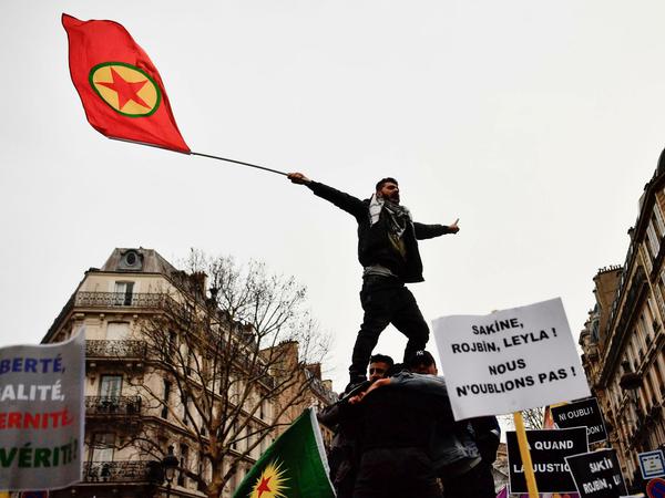 Auch in Paris gab es vor wenigen Tagen Demonstrationen - dort sind die PKK-Flaggen nicht verboten.