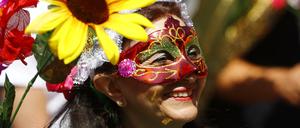 Eine Frau beim Karneval der Kulturen in Berlin