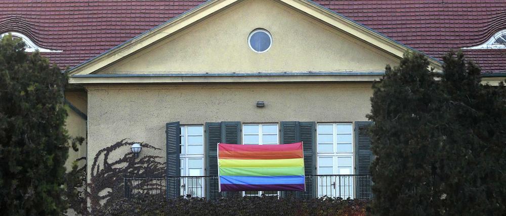 Symbol der LGBTi-Community: Regenbogenflagge an der deutschen Botschaft in Ankara.