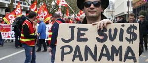 "Je suis Panama" steh auf einem Schild dieses Demonstranten im französischen Lille. 
