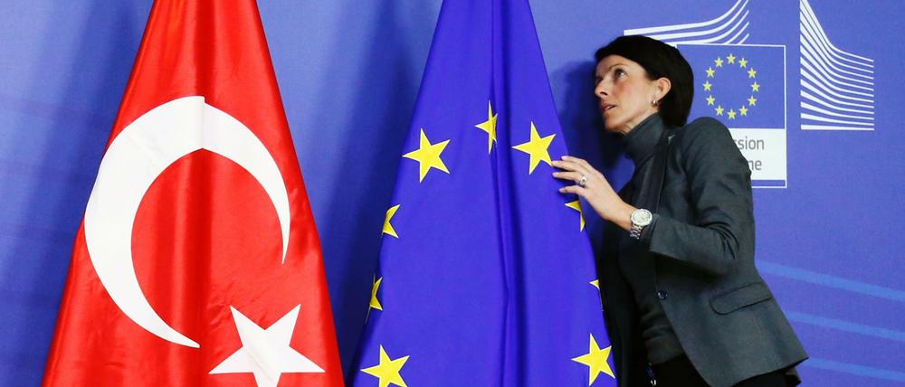 Richtig justiert? Die Flaggen der EU und der Türkei in Brüssel 