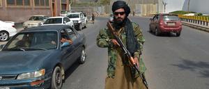 Ein Taliban-Kämpfer kontrolliert eine Straße in Kabul.