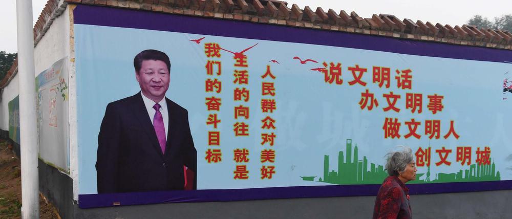 China Präsident Xi Jinping auf einem Banner in Lankao, China. 