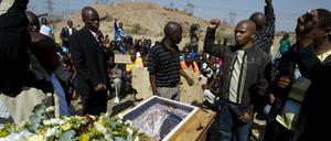 Bei mehreren Zusammenstößen streikender Bergleute mit der Polizei waren insgesamt 44 Menschen getötet worden.