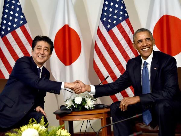 US-Präsident Barack Obama gibt Japans Premier Shinzo Abe in Honolulu die Hand, bevor sie sich nach Pearl Harbour aufmachten.