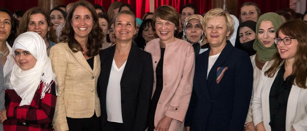 Fastenbrechen im Schloss. Staatsministerin Aydan Özoguz (links), neben ihr die Behindertenbeauftragte Verena Bentele, Elke Büdenbender, die Grünen-Abgeordnete Renate Künast, ganz rechts die CDU-Abgeordente Cemile Giousouf.