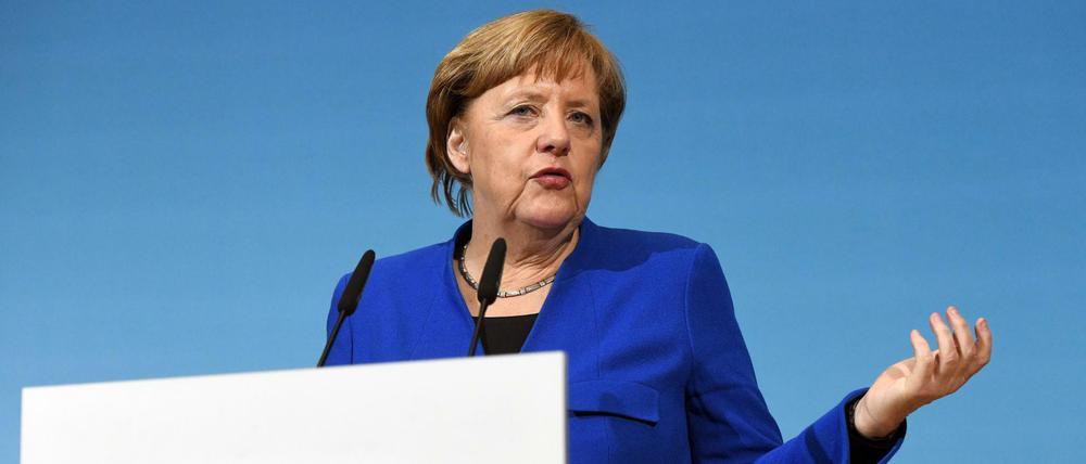 Bundeskanzlerin Angela Merkel (CDU) muss nun auf das Ergebnis des SPD-Sonderparteitages warten.