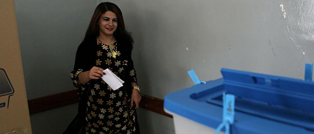Eine Wählerin geht in Erbil zur Wahlurne. In den nordirakischen Kurden-Gebieten hat am Montagmorgen die umstrittene Volksabstimmung über die Unabhängigkeit begonnen. 