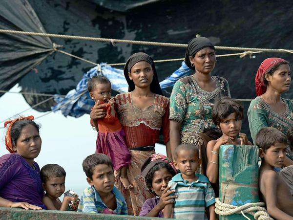 Diese Frauen und Kinder aus Birma und Bangladesch stehen auf einem Flüchtlingsschiff in Richtung Thailand. Die Passagen werden oft für 95 bis 140 Dollar angeboten. Tatsächlich begeben sich die Menschen aber in eine Art Leibeigenschaft. Sie zahlen monatelang Geld an die Schmuggler. Viele bezahlen ihre Freiheit mit monatelanger Sklavenarbeit. Die wahren Kosten der Überfahrt sind dann näher an 2000 Dollar. 