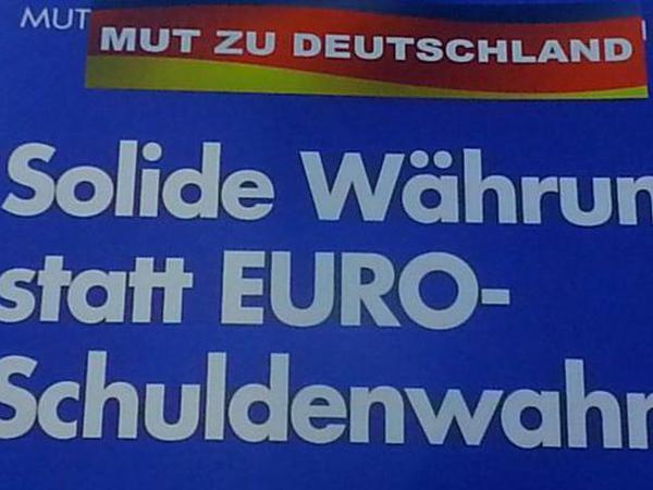 Mut zu noch mehr Deutschland: So überklebten AfD-Mitglieder die eigenen Plakate in Charlottenburg.