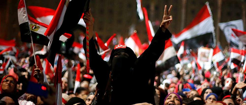 Seit Tagen forderten tausende Ägypter Präsidenten Mursi auf, von seinem Amt zurückzutreten. Am Mittwochabend wurde Mursi schließlich vom Militär abgesetzt. Auf Tahrir-Platz in Kairo wurde gejubelt.