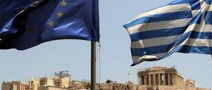 Die EU- und die griechische Flagge vor der Akropolis.
