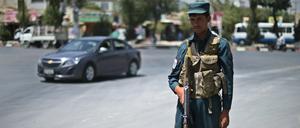 Ein afghanischer Polizist bewacht eine Straße nahe dem Flughafen in Kabul.