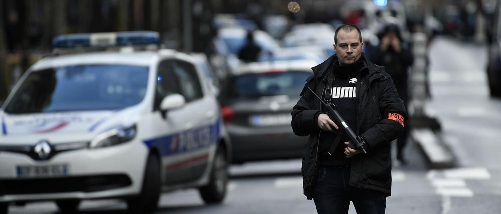 Bewaffnete Polizisten im Norden von Paris. Vor einem Polizeirevier haben Beamte einen Mann erschossen, der in das Gebäude eindringen wollte. 