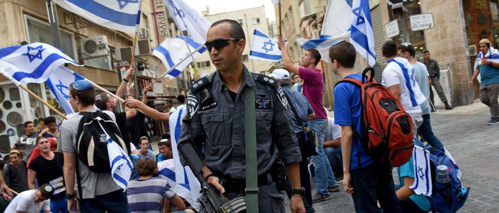 Ein Polizist vor einer pro-israelischen Demonstration in Jerusalem am Sonntag. 