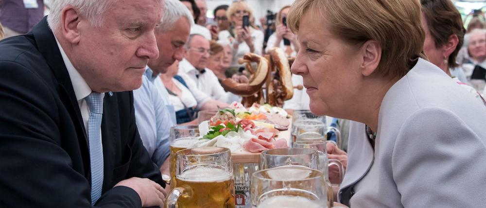 Versprochen. CDU-Chefin Merkel und CSU-Chef Seehofer im Wahlkampf.