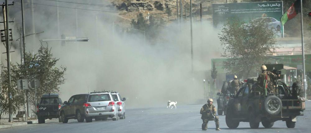 Afghanische Soldaten in der Nähe des Geländes des TV-Senders Schamschad in Kabul, der am Dienstag von der Terrormiliz IS angegriffen wurde. 