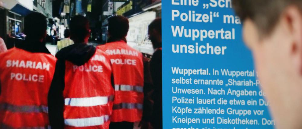 Ein Mann schaut am 05.09.2014 in Köln auf die Berichterstattung über die «Scharia-Polizei» im Internet. 