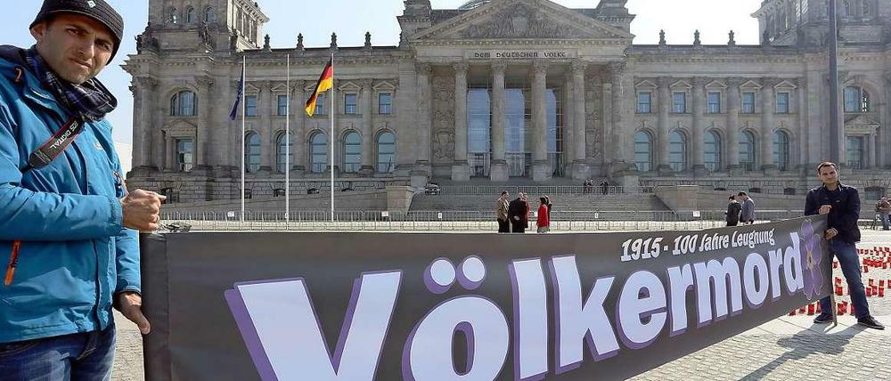 Armenier demonstrieren vor dem Reichstag.