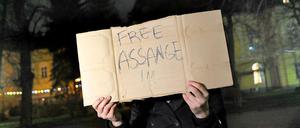 Unterstützer von Julian Assange demonstrieren für die Freilassung des Wikileaksgründers. ANdere greifen zu drastischeren Maßnahmen. 