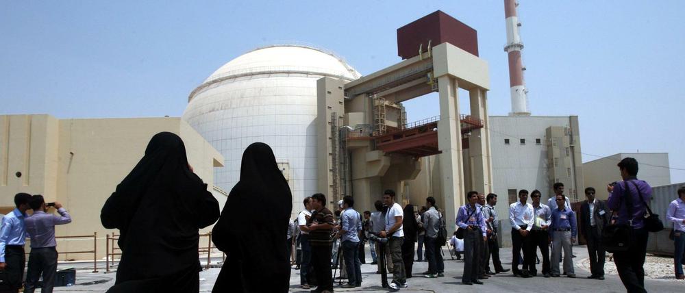 Zwei Sicherheitsbeamtinnen steht vor dem Atomkraftwerk in Buschehr im Iran.