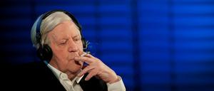 Nie ohne Zigarette: Helmut Schmidt.