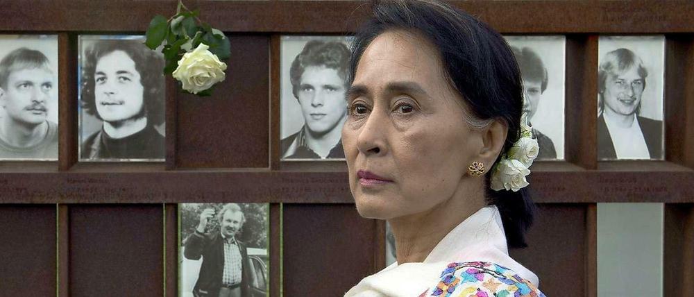 Aung San Suu Kyi am Berliner Mauerdenkmal.