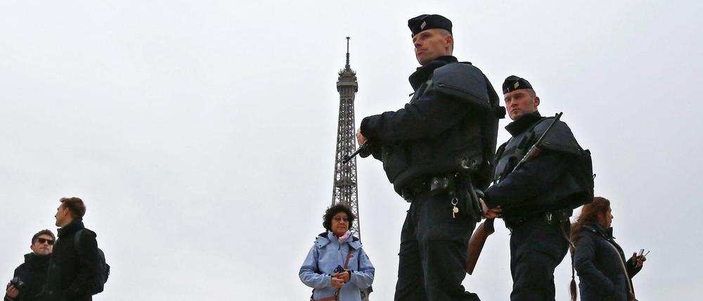 FILE  - Policemen patrol next to the Eiffel tower in Paris, France, 14 November 2015. The French government had declared a state of emergency in consequence to the 13 November Paris attacks. EPA/GUILLAUME HORCAJUELO (zu dpa "Frankreich will Ausnahmezustand für Fußball-EM verlängern" vom 20.04.2016) +++(c) dpa - Bildfunk+++