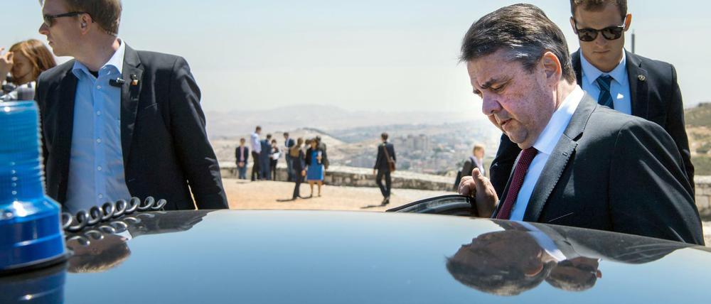 Außenminister Sigmar Gabriel (SPD) steigt am Auguste-Victoria-Gelände in Jerusalem in eine Limousine. 