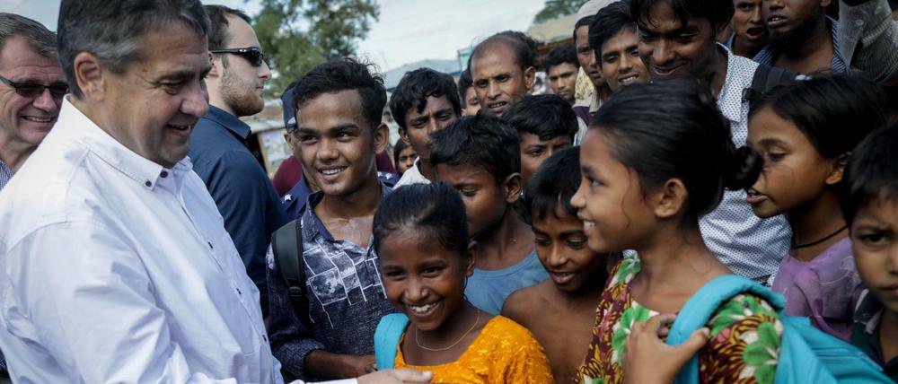 Außenminister Sigmar Gabriel (SPD) im Flüchtlingslager Kutupalong mit Rohingya-Kindern.
