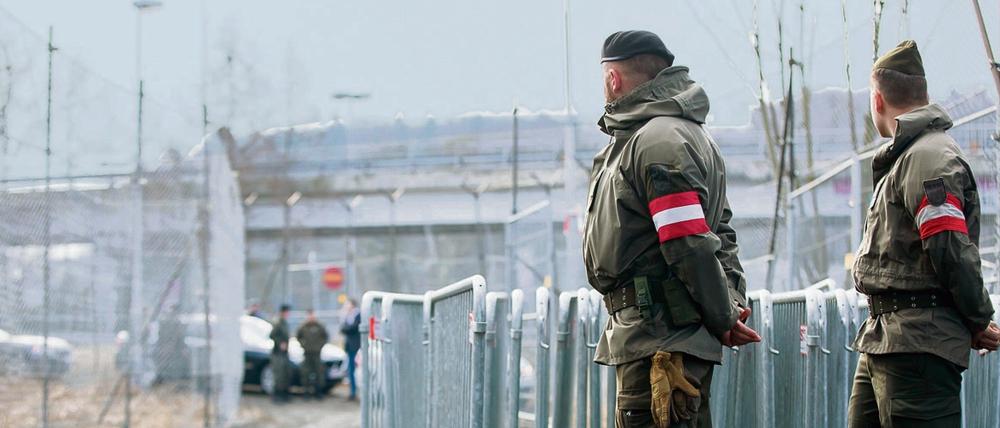 Zwei österreichische Soldaten patrouillieren in Spielfeld an der Grenze zu Slowenien. 