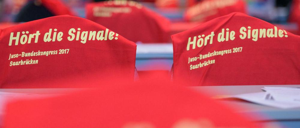 Stofftaschen mit dem Aufdruck «Hört die Signale» liegen am 24.11.2017 vor Beginn des Bundeskongress der Jusos im E-Werk in Saarbrücken (Saarland) über den Stühlen.