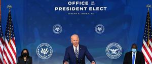 Der künftige US-Präsident Joe Biden mit Vizepräsidentin Kamala Harris und Lloyd Austin, dem designierten Verteidigungsminister.