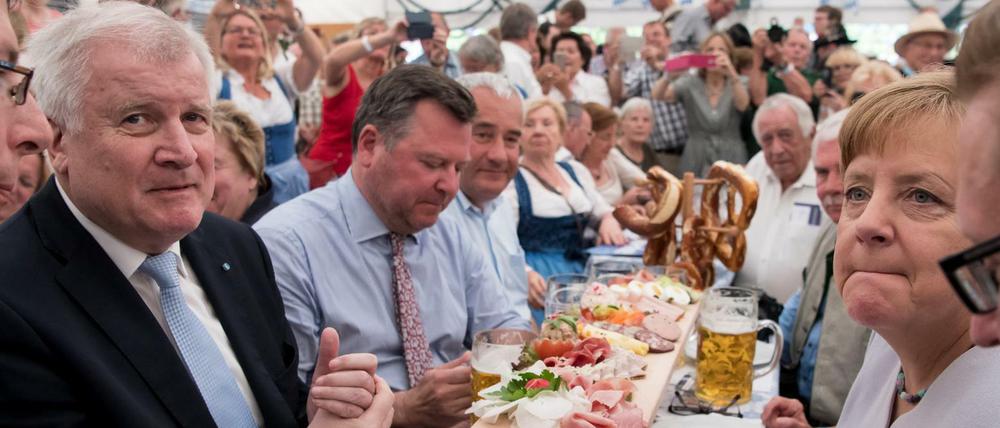 Diese Bilder immer! Angela Merkel (CDU) und Horst Seehofer (CSU) sitzen bei der Truderinger Festwoche in München beim Wahlkampf in einem Bierzelt. - Folge 1