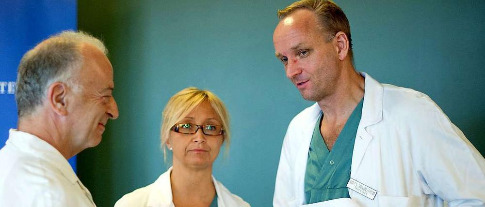 Erfolgreich. Professor Mats Brännström (rechts), der die Transplantation durchführte, mit Teammitgliedern im Jahr 2012. 
