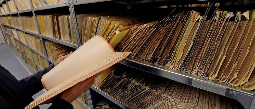 Die Hinterlassenschaft. 11 Kilometer aneinander gereihte Akten, darunter zahllose Spitzelberichte, hat die Stasi in ihren Archiven gehortet. 