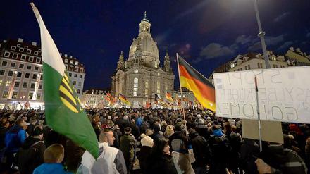 Zwischen Anhängern der Pegida-Bewegung - hier bei einer Demonstration am 2. März in Dresden - und der sächsischen CDU gibt es Gesprächskontakte.
