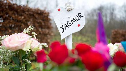 Blumen am Grab der dreijährigen Yagmur in Hamburg. 