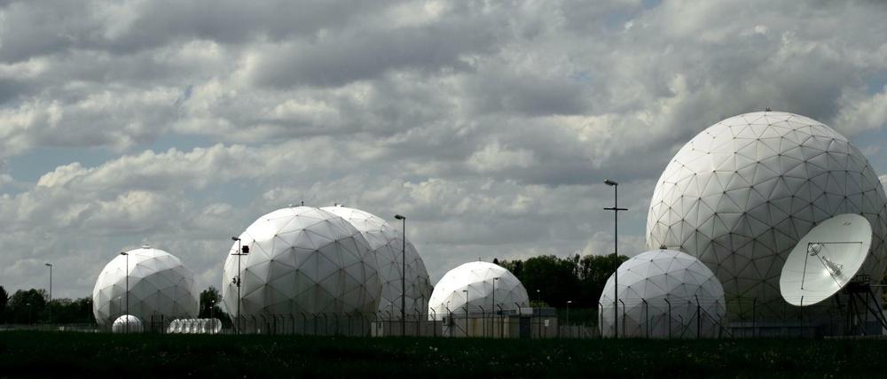 Wer weiß was von wem? Radarkuppeln auf dem Gelände der Abhörstation des Bundesnachrichtendienstes (BND) in Bad Aibling (Bayern). 