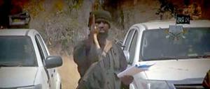 Der Boko Haram-Anführer Abubakar Shekau liest eine Video-Botschaft vor.